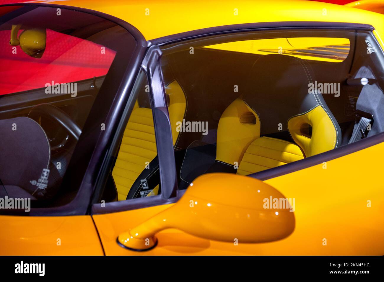 Voiture jaune Ferrari F50 modèle de 1994 au musée Ferrari de Maranello Banque D'Images