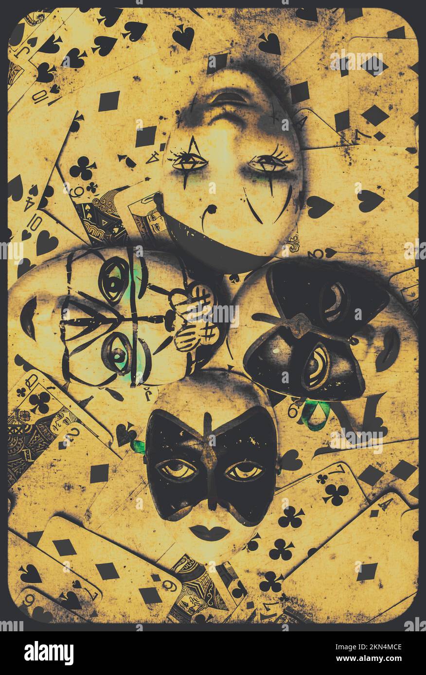 Composition vintage encore-vie sur quatre masques de théâtre féminins peints éparpillés sur la table de cartes à jouer mystiques. L'extravagance mystérieuse Banque D'Images