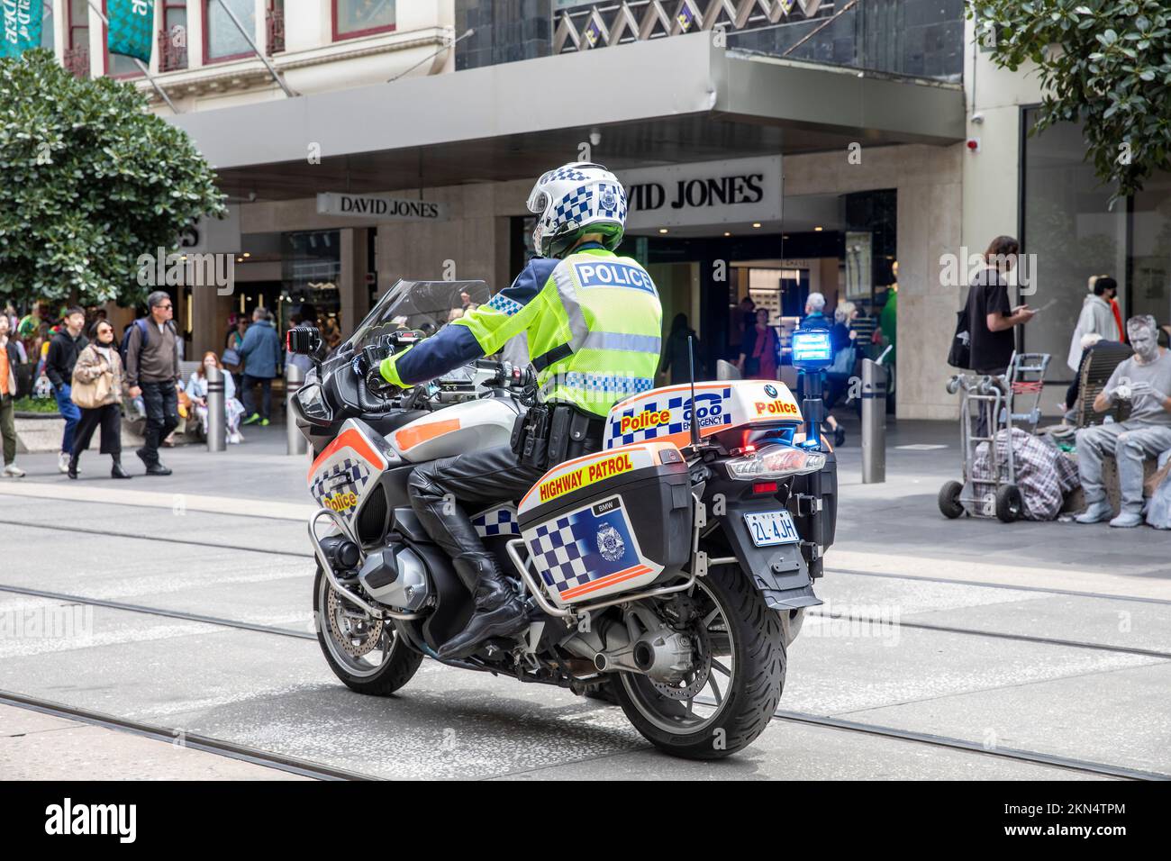 Pilote de moto de la police australienne à Bourke Street Melbourne, surveillant une manifestation publique dans la rue, centre-ville de Melbourne, Victoria, Australie 2022 Banque D'Images