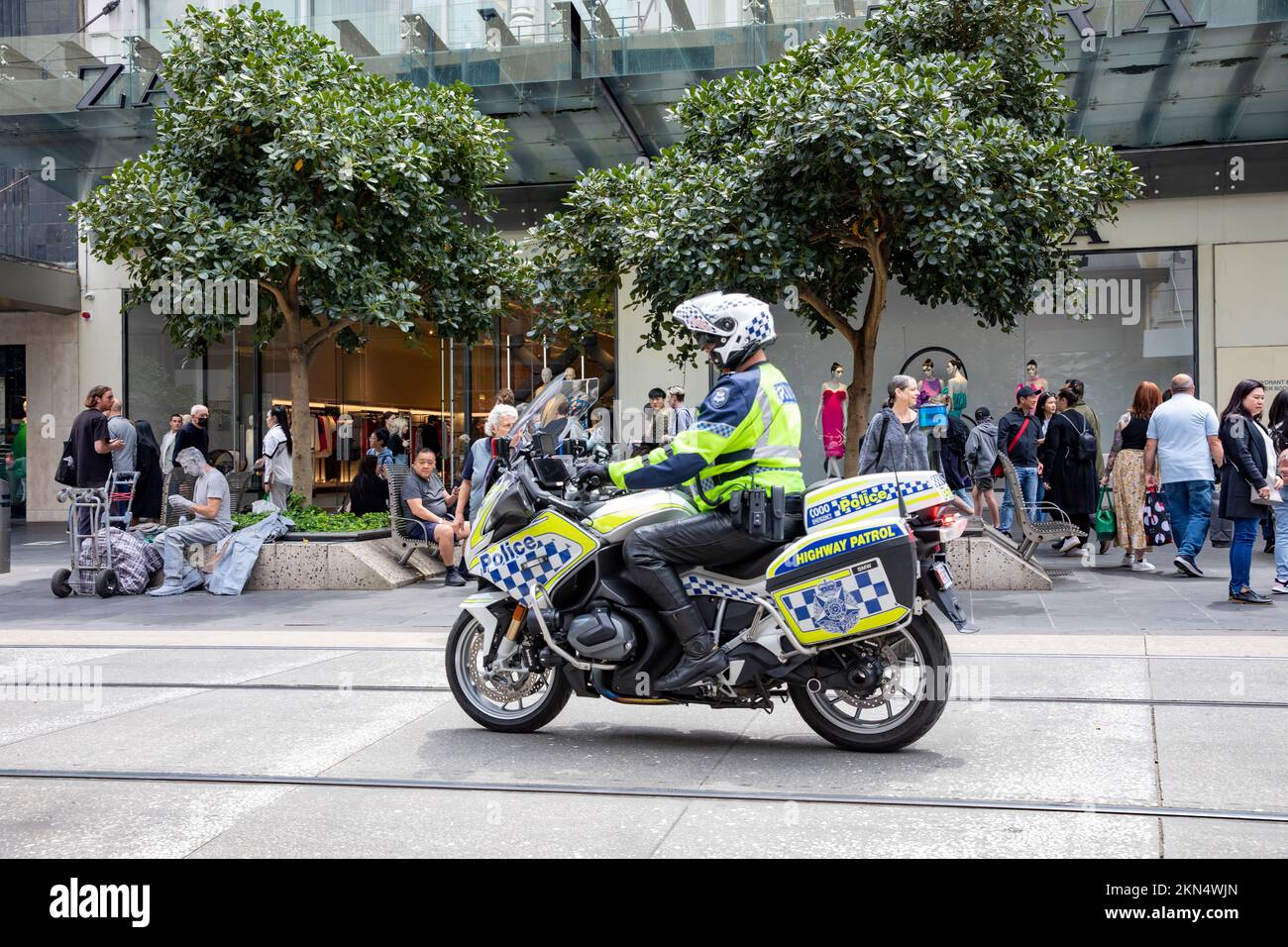 Un policier australien sur l'autoroute BMW moto de patrouille observe des manifestations de rue dans le centre-ville de Melbourne, Victoria, Australie Banque D'Images