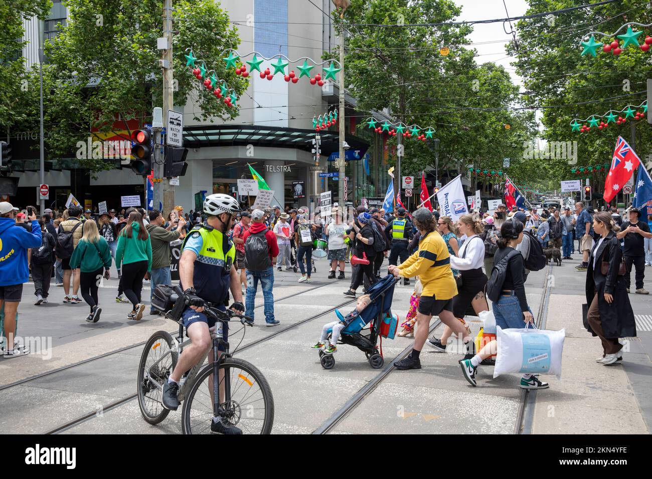 Un policier de Melbourne faisant partie d'une opération de police à vélo qui surveille une manifestation contre les vaccins dans le centre-ville de Melbourne, à Victoria, en Australie Banque D'Images