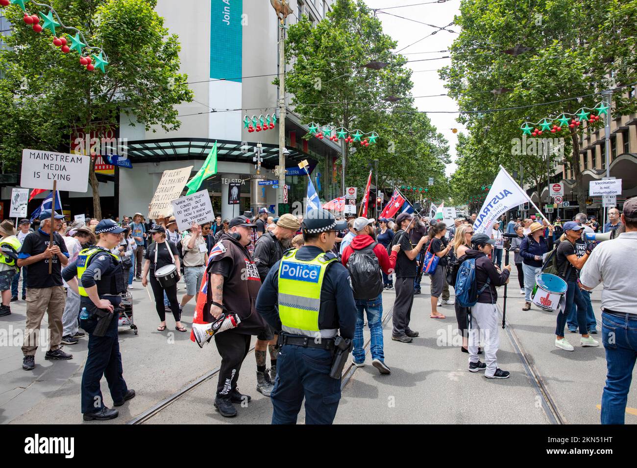 Des policiers de l'époque victorienne surveillent les manifestants du centre-ville de Melbourne qui s'opposent à la politique gouvernementale et aux vaccinations de 19, en Australie Banque D'Images