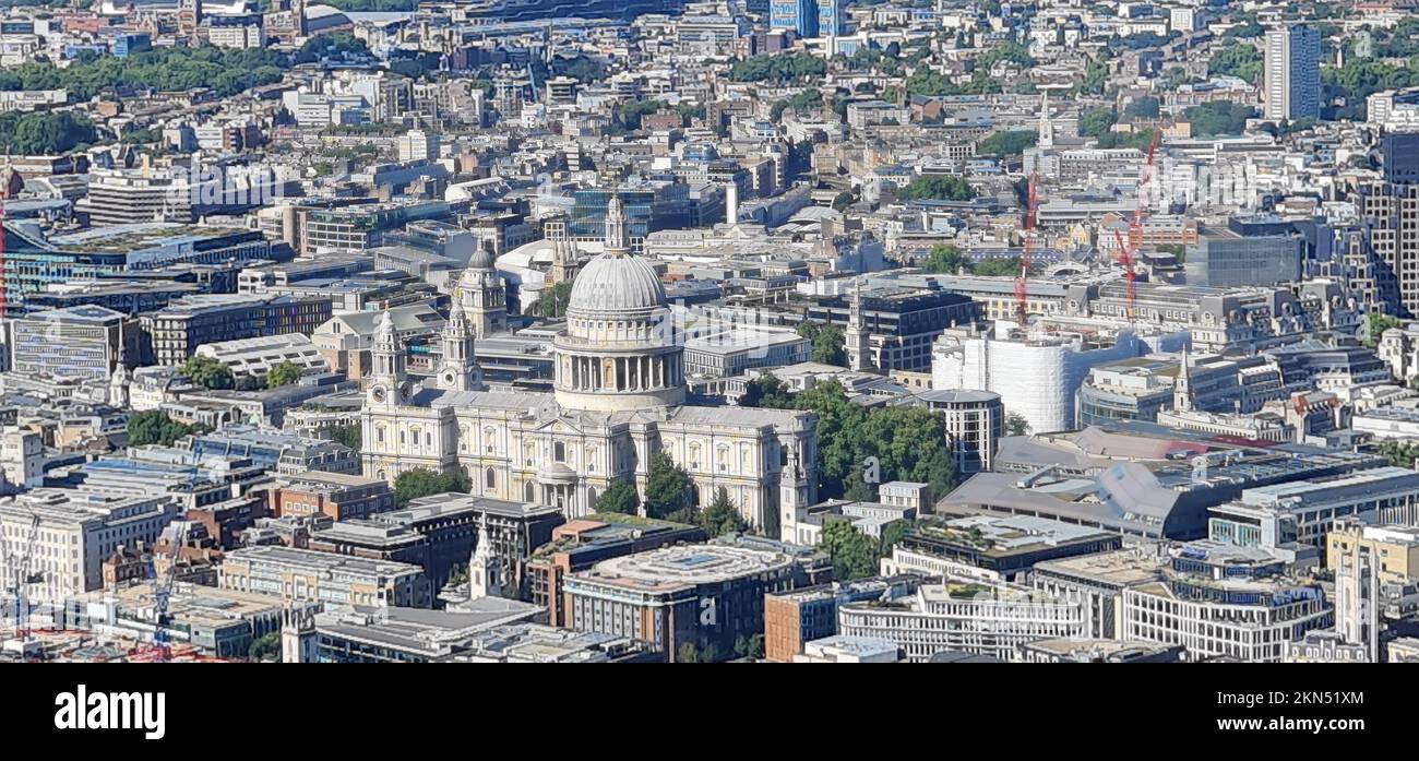 Vue aérienne de St. Cathédrale Paul dans la ville de Londres, Angleterre en plein jour Banque D'Images