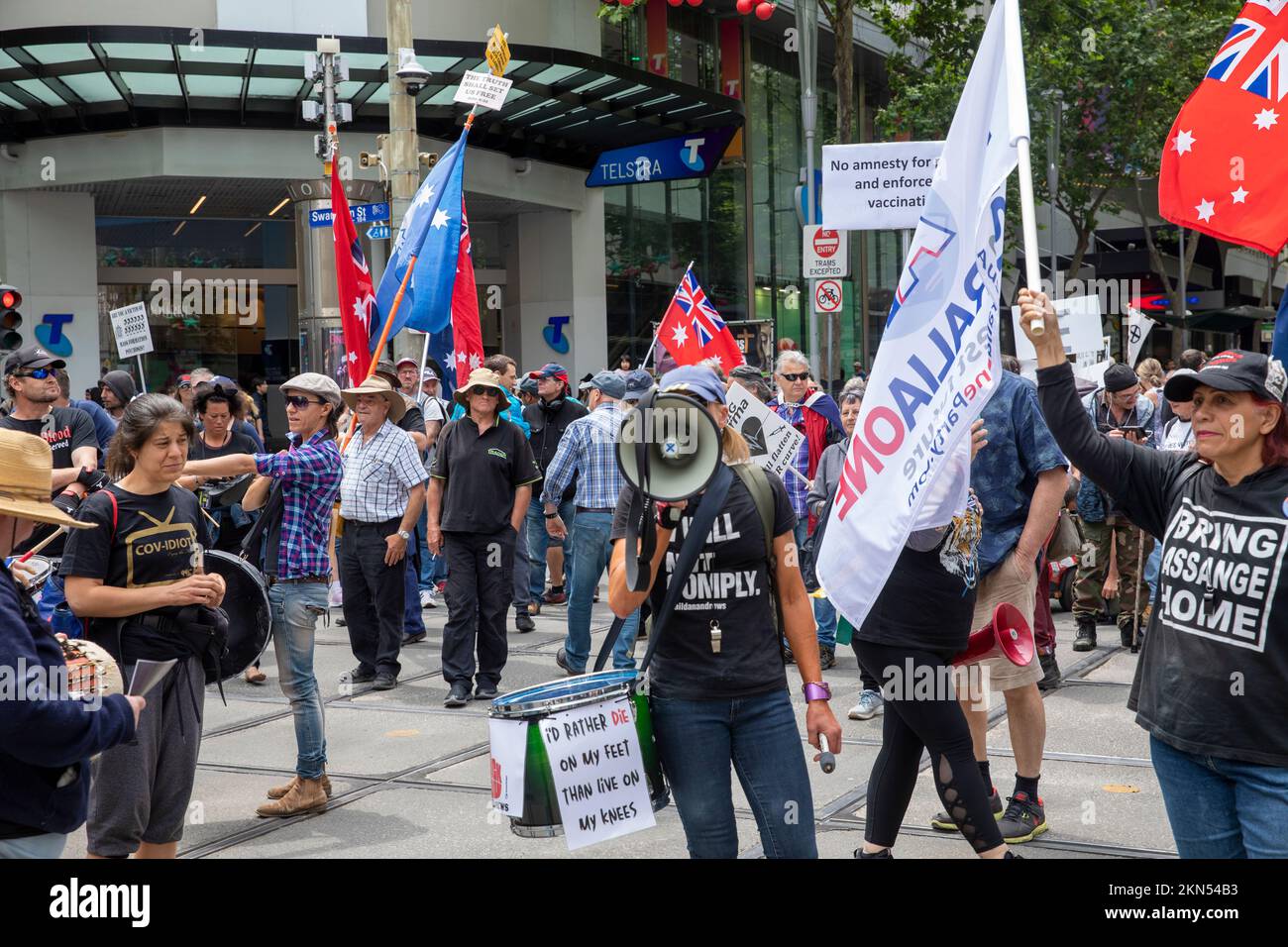 Les manifestants de rue défilent dans la CDB de Melbourne pour s'opposer à l'emprisonnement de Julian Assange et à la politique de vaccination anticoviale du gouvernement,Australie Banque D'Images