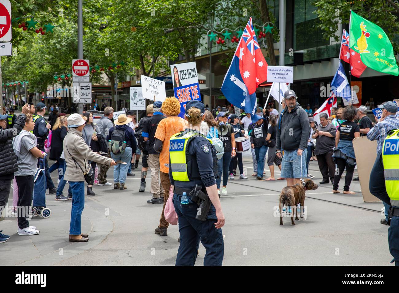 Des policiers de l'époque victorienne surveillent les manifestants du centre-ville de Melbourne qui s'opposent à la politique gouvernementale et aux vaccinations de 19, en Australie Banque D'Images