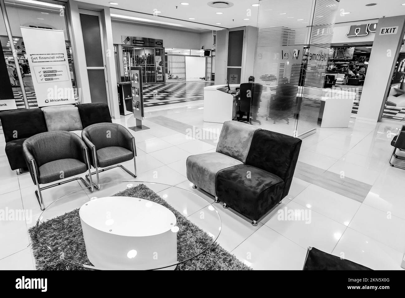 Une photo en niveaux de gris de l'intérieur d'une banque africaine moderne Banque D'Images