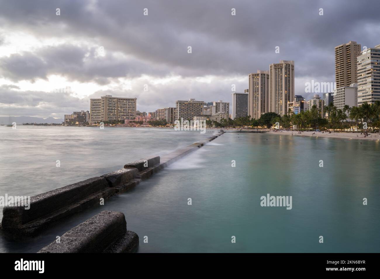 Longue exposition de Waikiki Beach Honolulu Ohau Hawaii USA au coucher du soleil Banque D'Images