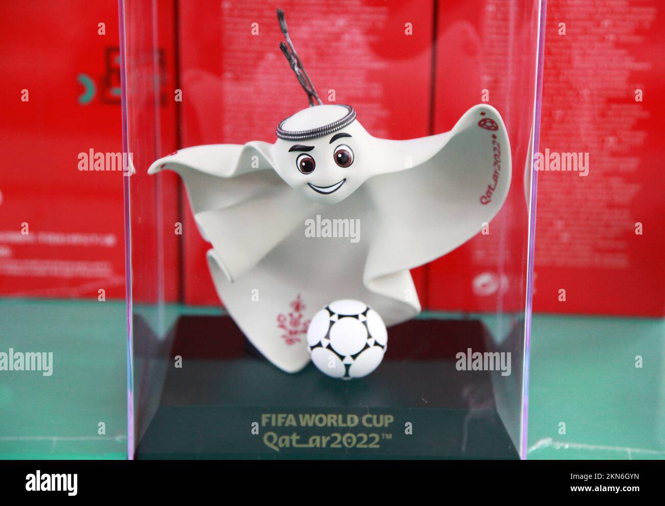 NANJING, CHINE - 27 NOVEMBRE 2022 - Une variété de produits officiellement homologués, y compris des mascottes de la coupe du monde du Qatar 2022, des modèles de la coupe du monde, des ballons de football Banque D'Images