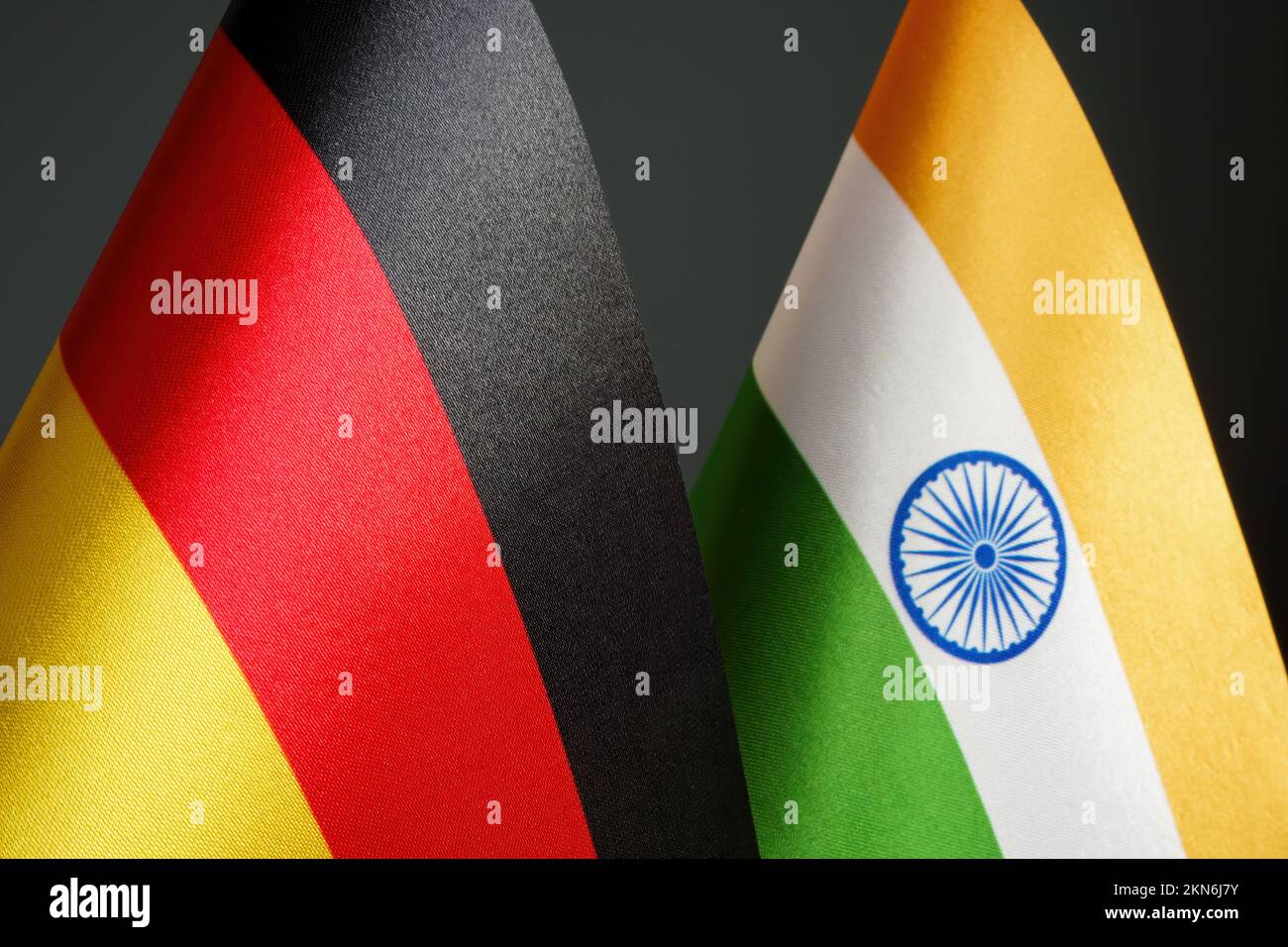 Drapeaux de l'Allemagne et de l'Inde comme symbole de la relation diplomatique. Banque D'Images