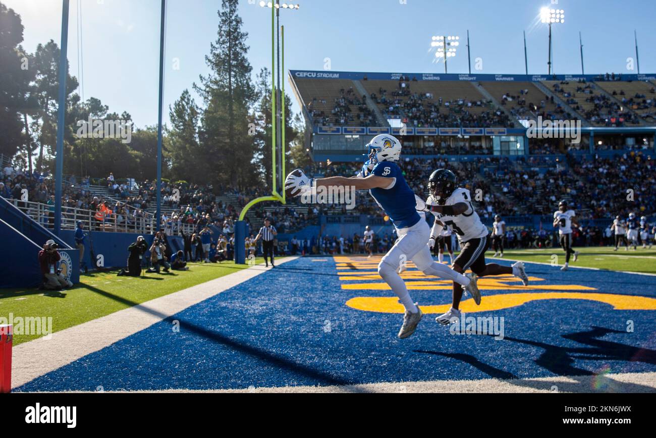 26 novembre 2022, San Jose, CA États-Unis Elijah Cooks, un grand récepteur de l'État de San Jose (4), passe à l'arrière de la zone d'extrémité lors du match de football NCAA entre Hawaii Rainbow Warriors et les San Jose State Spartans. L'État de San Jose a battu Hawaii 27-14 au stade CEFCU San Jose, CA. Thurman James / CSM Banque D'Images