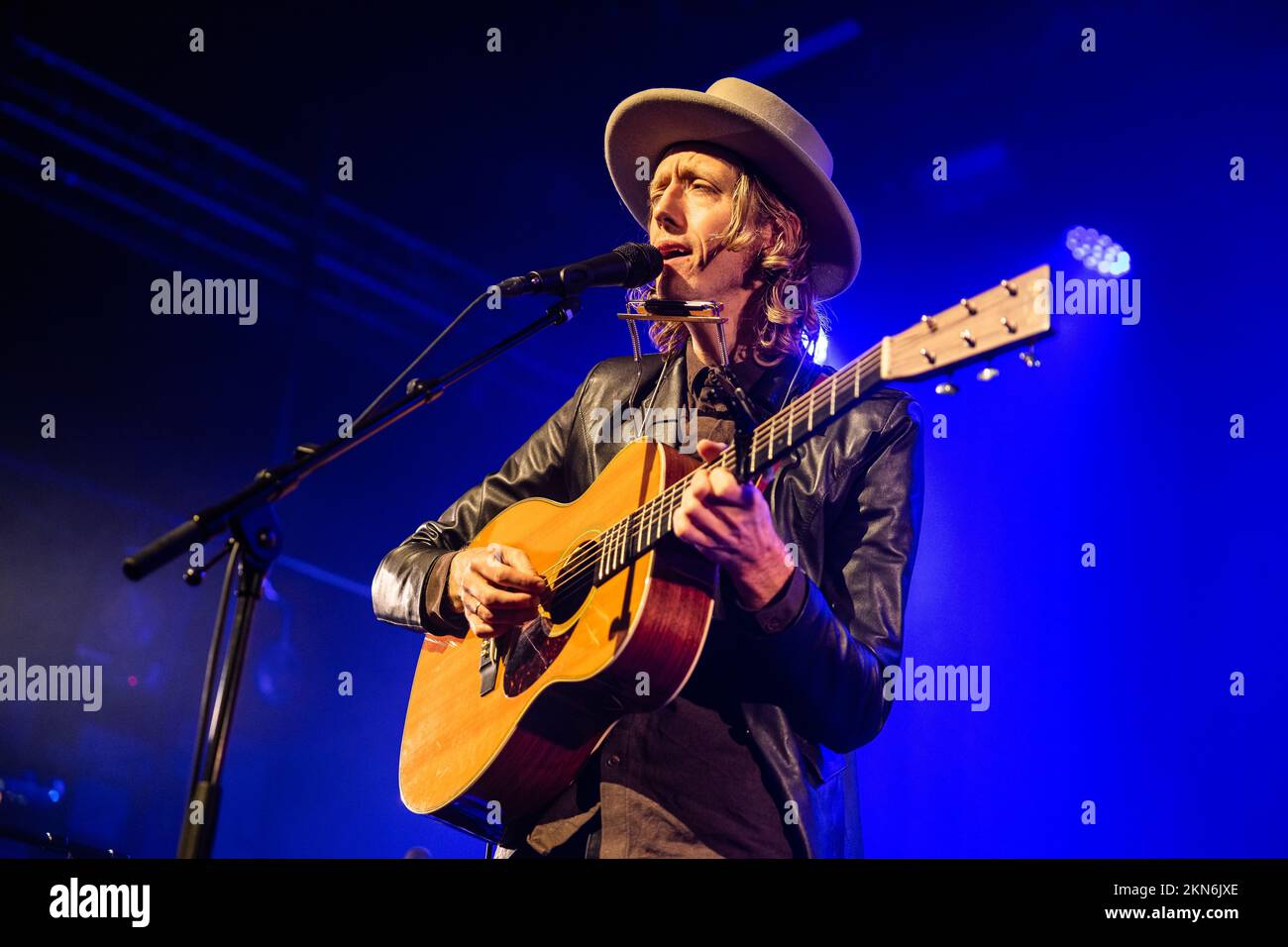 Oslo, Norvège. 26th novembre 2022. Le chanteur-compositeur et musicien norvégien Jonas Alaska se produit lors d'un concert à Parkteatret à Oslo. (Crédit photo : Gonzales photo/Alamy Live News Banque D'Images