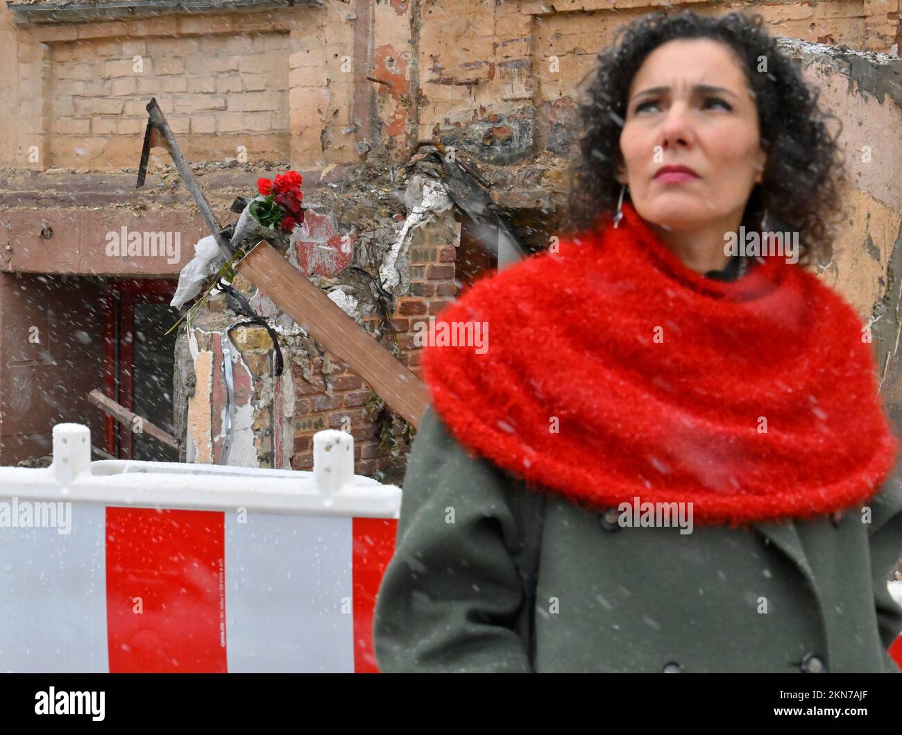 Le ministre des Affaires étrangères Hadja Lahbib photographié lors d'une visite de bâtiments détruits dans la rue Triokhsviatytelska et dans d'autres zones du centre-ville de Kiev, le deuxième jour d'une visite en Ukraine, le dimanche 27 novembre 2022. Le Premier ministre de Croo et le ministre des Affaires étrangères Lahbib sont arrivés samedi dans la capitale ukrainienne, Kiev, pour une visite non annoncée. Il y a neuf mois, la Russie envahissait le pays voisin. La Belgique fournira un soutien supplémentaire à l'Ukraine. De Croo et Lahbib utilisent la visite pour annoncer un soutien belge supplémentaire d'environ 37,4 millions d'euros. BELGA PHOTO POOL PHILIP REYNAERS Banque D'Images