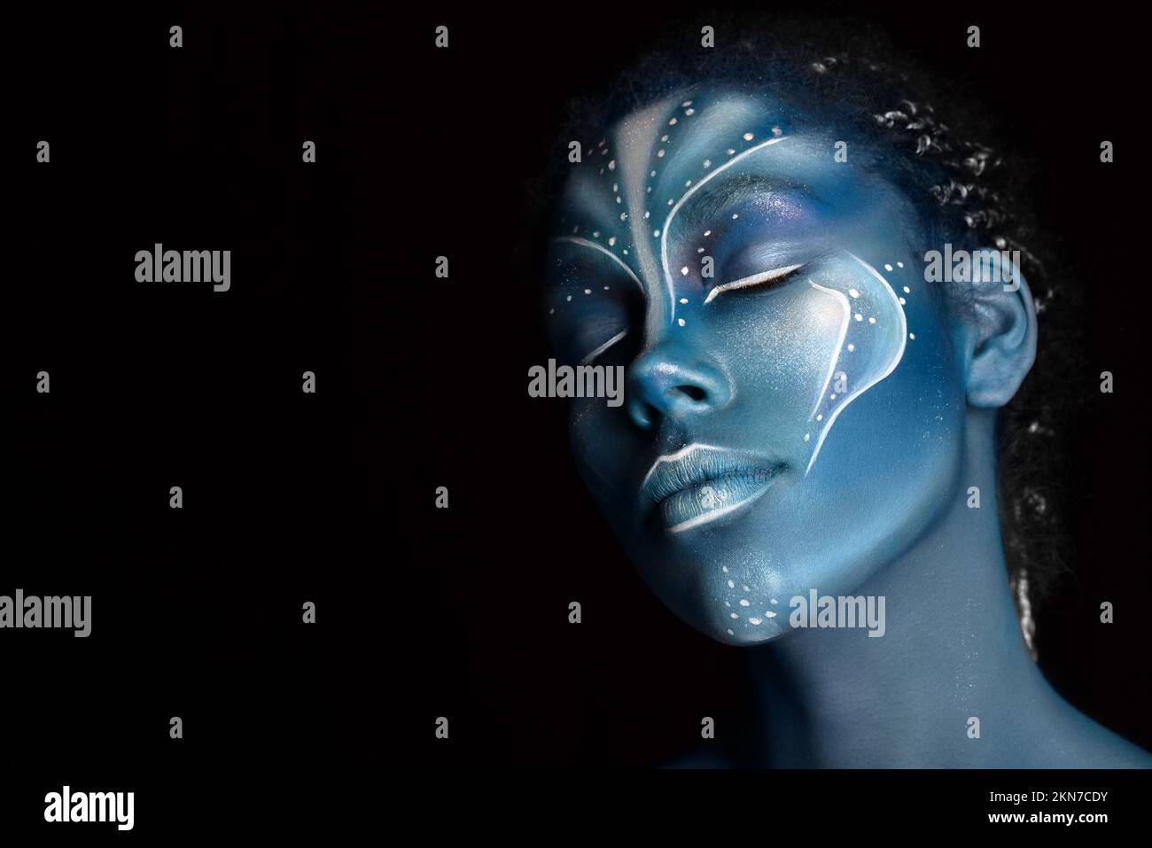 Portrait de belle fille africaine avec peintures tribal bleu ressemblant à Na'vi dans Avatar tribu film. Concept extraterrestre Banque D'Images