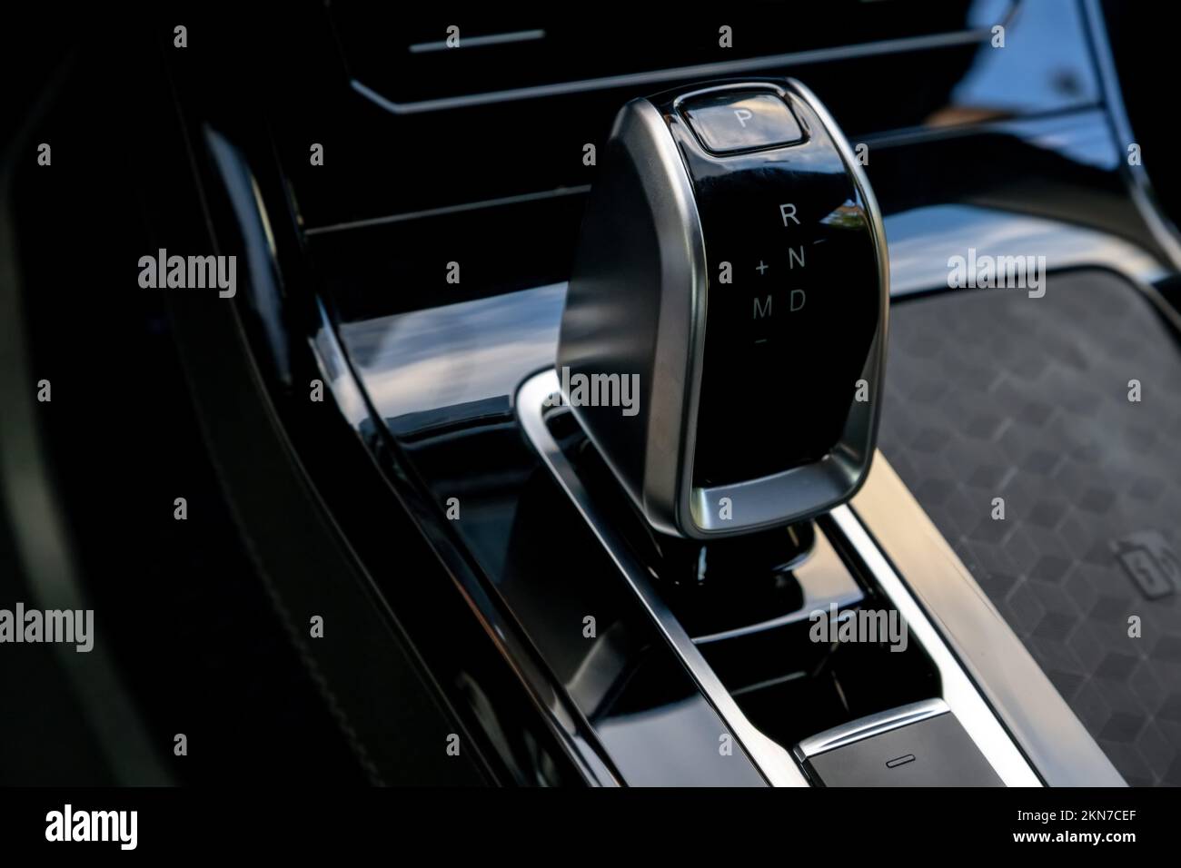 Bras de transmission automatique en gros plan dans une voiture moderne. Mise au point sélective Banque D'Images