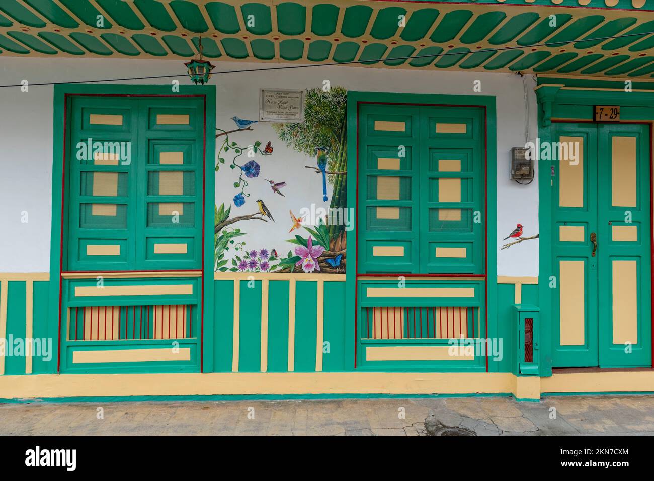 Maison de style colonial colorée dans le village de Salento, Quindio, Colombie Banque D'Images