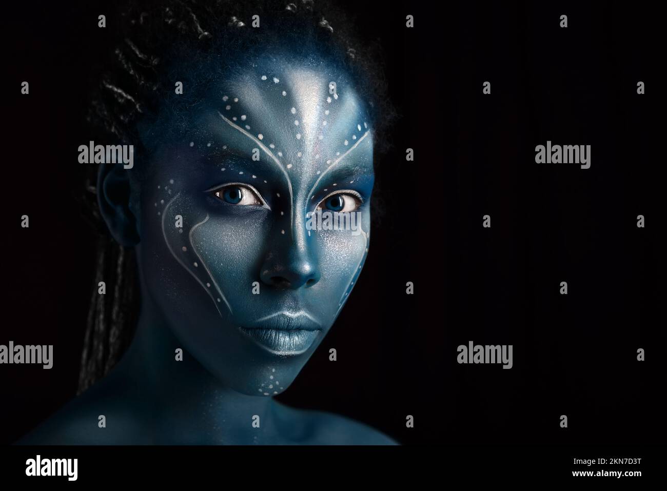 Portrait de belle fille africaine avec peintures tribal bleu ressemblant à Na'vi dans Avatar tribu film. Concept extraterrestre Banque D'Images