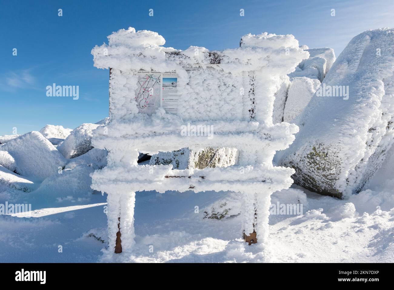 Panneau d'information couvert de neige au pic noir à 2290 m dans la montagne Vitosha près de Sofia, Bulgarie Banque D'Images