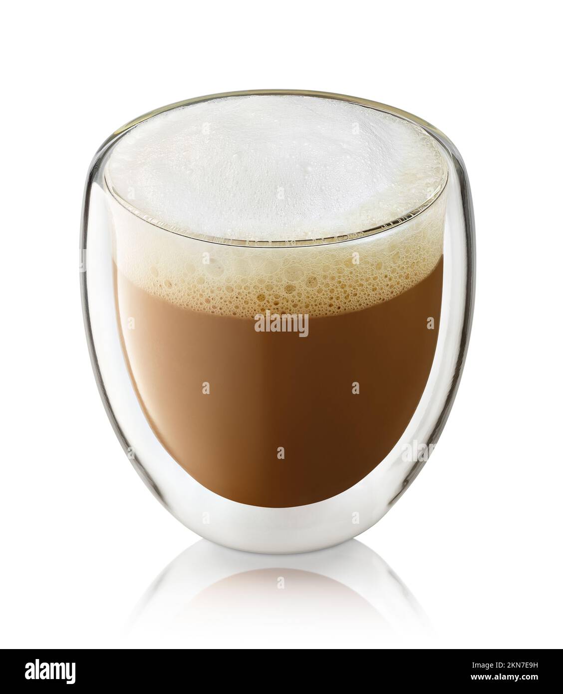 cappuccino en verre isolé sur fond blanc Banque D'Images