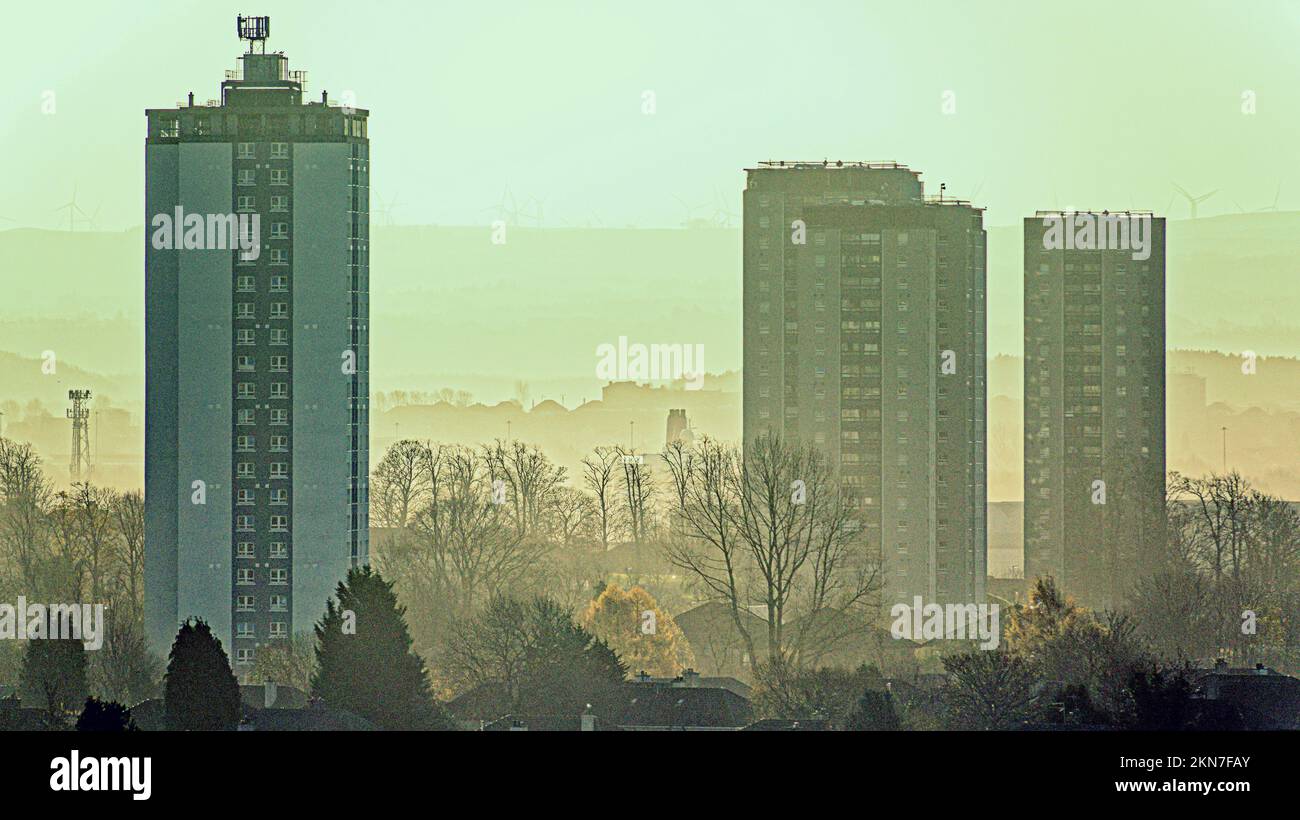 Glasgow, Écosse, Royaume-Uni 27th novembre 2022. Météo au Royaume-Uni : le soleil aveuglant du sud a vu les tours de scotstoun en silhouette tandis que les grues de govan et de Clyde sont baignées de soleil avec la grue héliport de l'hôpital Queen elizabeth comme. Crédit Gerard Ferry/Alay Live News Banque D'Images