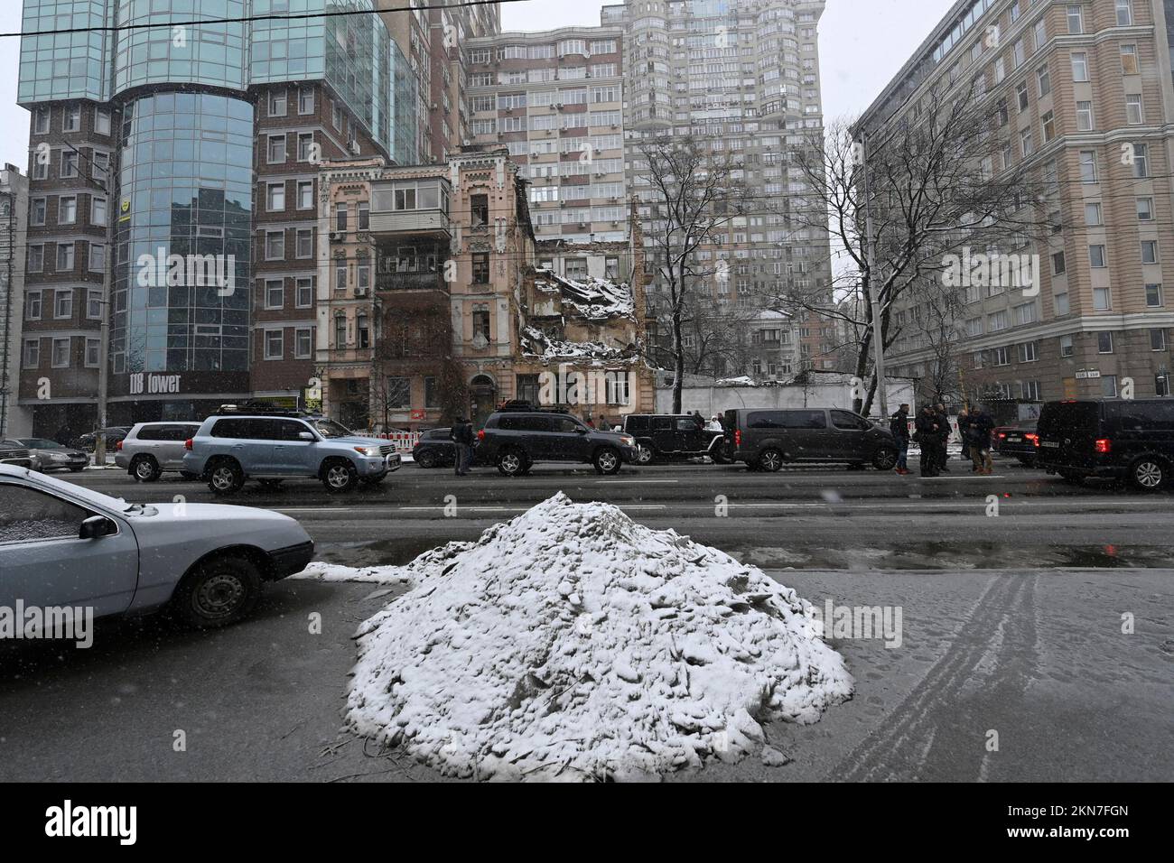 L'illustration montre des bâtiments détruits, dans la rue Triokhsviatytelska et dans d'autres zones du centre-ville de Kiev, le deuxième jour d'une visite en Ukraine, le dimanche 27 novembre 2022. Le Premier ministre de Croo et le ministre des Affaires étrangères Lahbib sont arrivés samedi dans la capitale ukrainienne, Kiev, pour une visite non annoncée. Il y a neuf mois, la Russie envahissait le pays voisin. La Belgique fournira un soutien supplémentaire à l'Ukraine. De Croo et Lahbib utilisent la visite pour annoncer un soutien belge supplémentaire d'environ 37,4 millions d'euros. BELGA PHOTO POOL PHILIP REYNAERS Banque D'Images