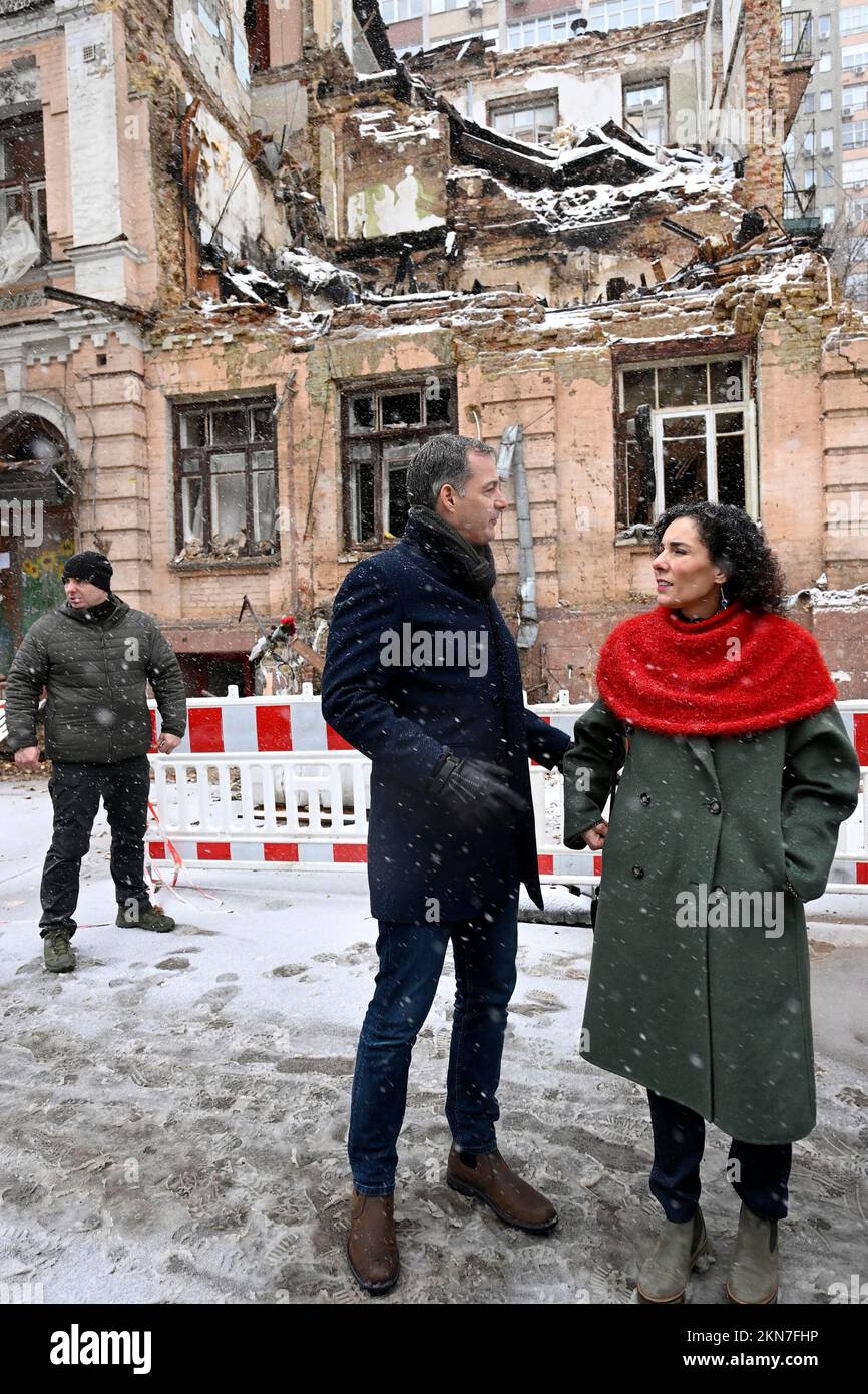 Le Premier ministre Alexander de Croo et le ministre des Affaires étrangères Hadja Lahbib photographiés lors d'une visite de bâtiments détruits dans la rue Triokhsviatytelska, dans le centre-ville de Kiev, le deuxième jour d'une visite en Ukraine, le dimanche 27 novembre 2022. Le Premier ministre de Croo et le ministre des Affaires étrangères Lahbib sont arrivés samedi dans la capitale ukrainienne, Kiev, pour une visite non annoncée. Il y a neuf mois, la Russie envahissait le pays voisin. La Belgique fournira un soutien supplémentaire à l'Ukraine. De Croo et Lahbib utilisent la visite pour annoncer un soutien belge supplémentaire d'environ 37,4 millions d'euros. PHOTO DE BELGA Banque D'Images