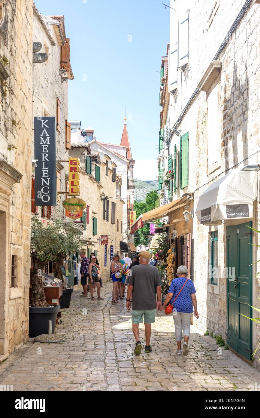 Étroite rue pavée Vukovarska ul dans la vieille ville, Trogir, Comté de Split-Dalmatie, Croatie Banque D'Images