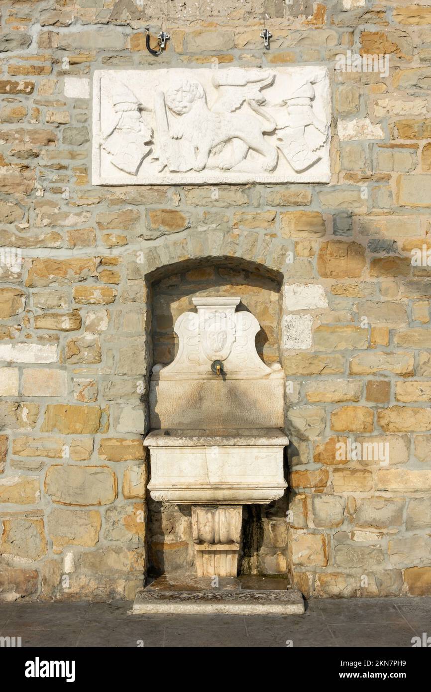 Fontaine à l'extérieur du 17th Century Taverna Koper (réserve de sel de St Marc) Pristaniska ulica, Koper, Slovene Istria, Slovénie Banque D'Images