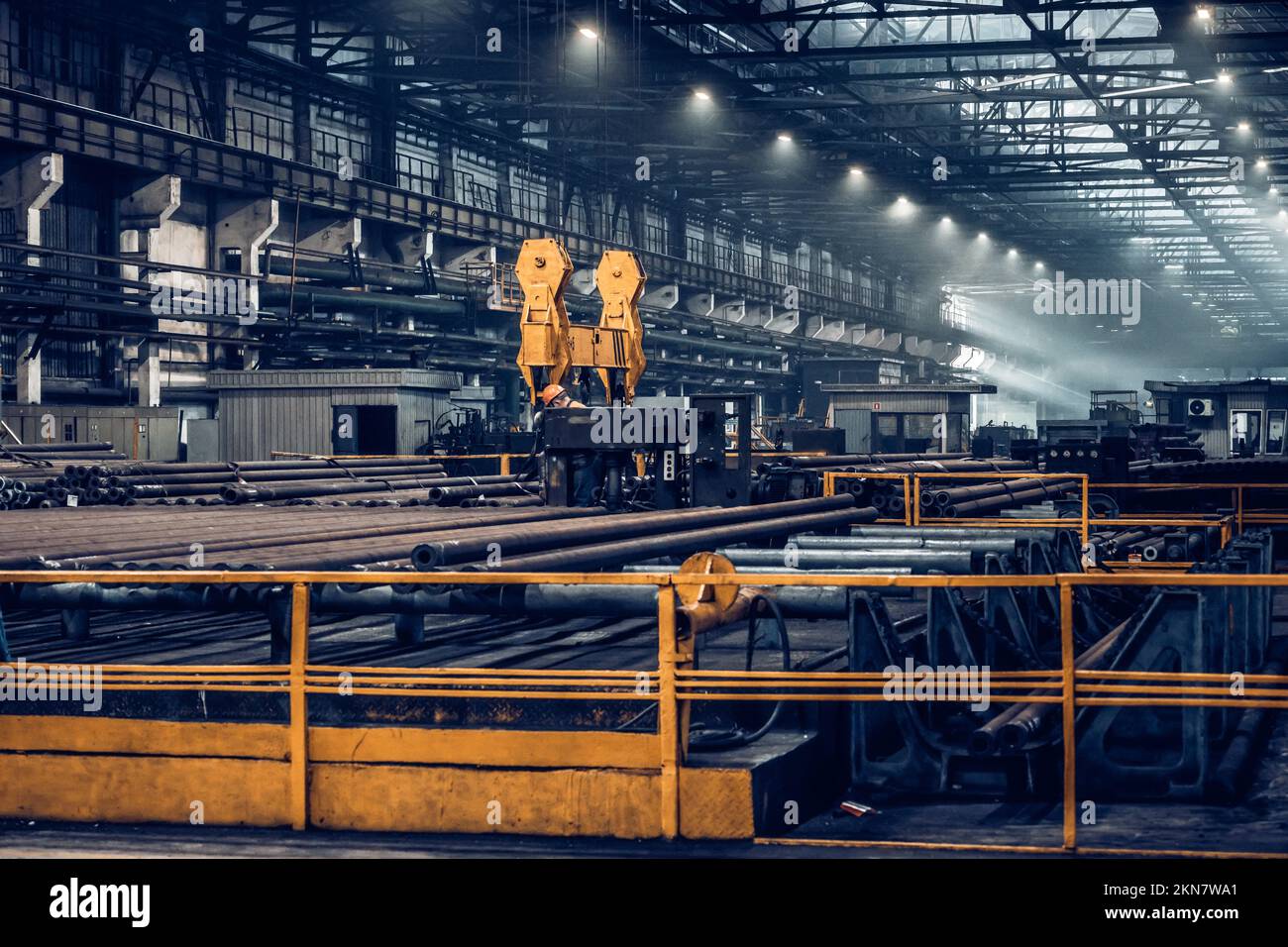 Procédé de fabrication de tuyaux en acier à température élevée du four sidérurgique.Usine de fer et d'acier ou usine de tuyauterie située à Taganrog au sud de la Russie. Banque D'Images
