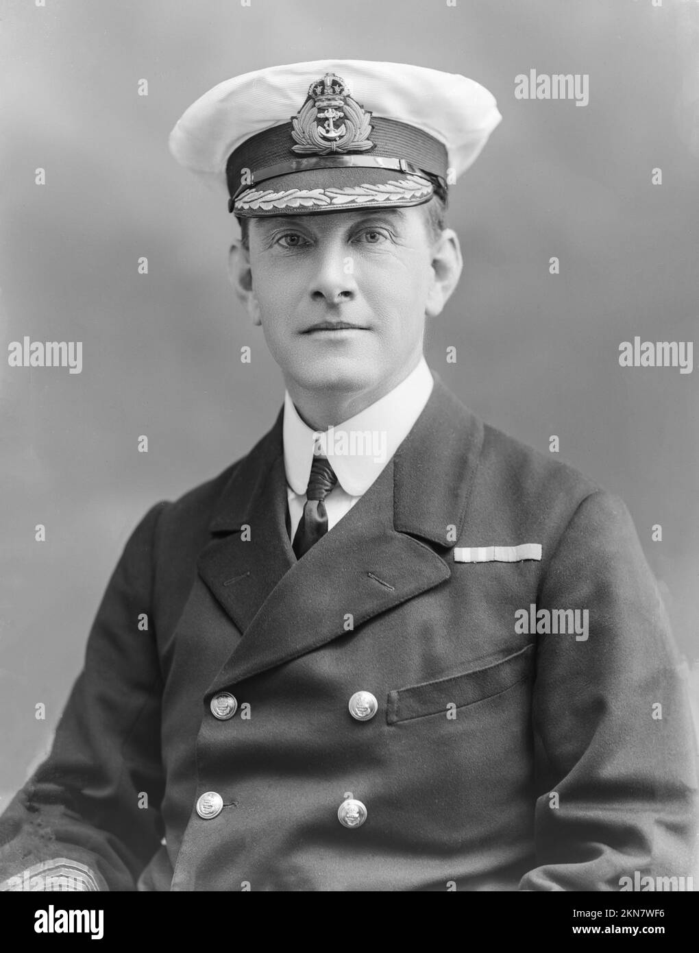 Photographie vintage en noir et blanc prise le 22nd juillet 1915 du capitaine Bertram Mordaunt Chambers Royal Navy. Plus tard, il a été promu amiral. Photo prise dans les célèbres studios londoniens de Bassano. Banque D'Images