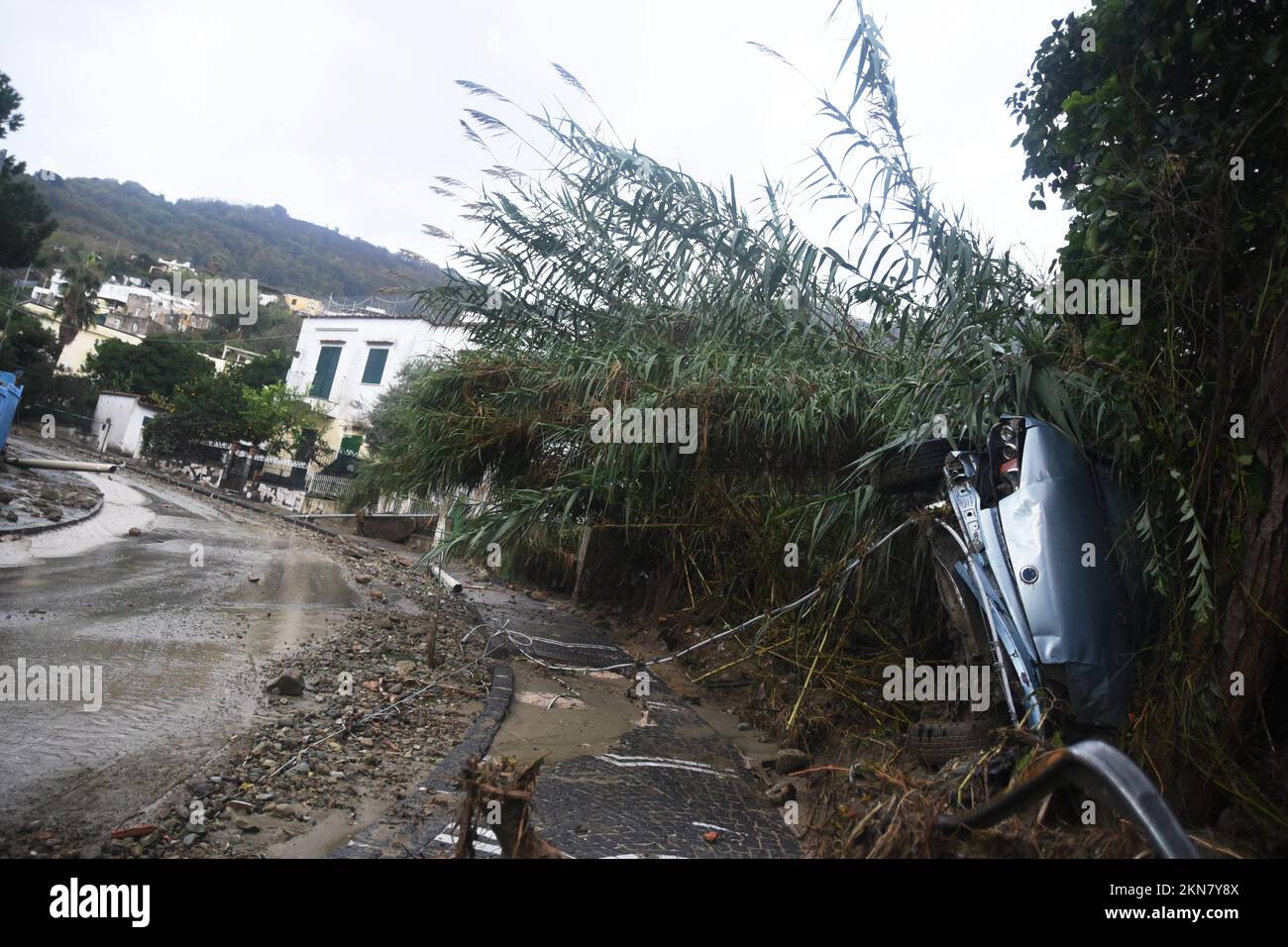 Casamicciola, commune de l'île d'Ischia ont été touchés par le glissement de terrain en raison de fortes pluies, au moment où on a été trouvé dans la boue le corps des femmes, tandis que et douze personnes sont portées disparues, tandis que les sauveteurs continue de creuser. (Photo de Pasquale Gargano/Pacific Press) Credit: Pacific Press Media production Corp./Alay Live News Banque D'Images