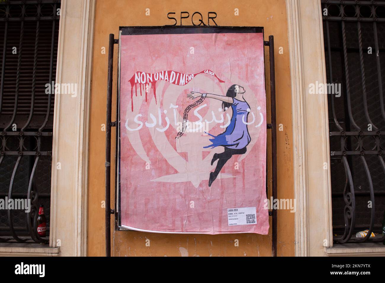 Rome, Italie. 26th novembre 2022. Vue de l'affiche de Laika intitulée «Femme, vie, liberté», en hommage aux femmes iraniennes, dans le quartier Esquilino à Rome (photo de Matteo Nardone/Pacific Press) crédit: Pacific Press Media production Corp./Alay Live News Banque D'Images