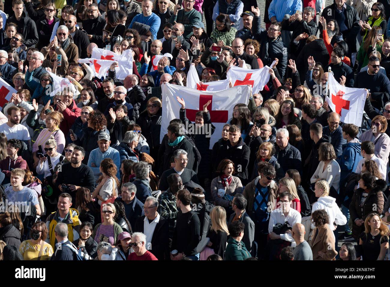 Vatican, Vatican. 27th novembre 2022. Italie, Rome, Vatican, 2022/11/27.le Pape François adresse la foule depuis la fenêtre du Palais apostolique dominant la place Saint-Pierre lors de la prière Angelus au Vatican. Photographie de la presse catholique/Mediia du Vatican photo . LIMITÉ À UNE UTILISATION ÉDITORIALE - PAS DE MARKETING - PAS DE CAMPAGNES PUBLICITAIRES. Crédit : Agence photo indépendante/Alamy Live News Banque D'Images