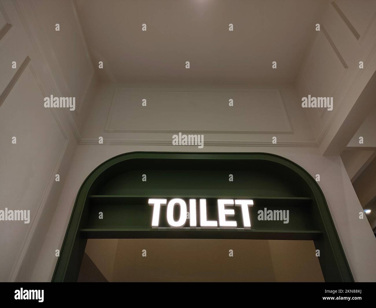 Signalisation de toilette lettre lumière dans la porte du cinéma avec intérieur de style classique Banque D'Images Signalisation de toilette lettre lumière dans la porte du cinéma avec intérieur de style classique Banque D'Images