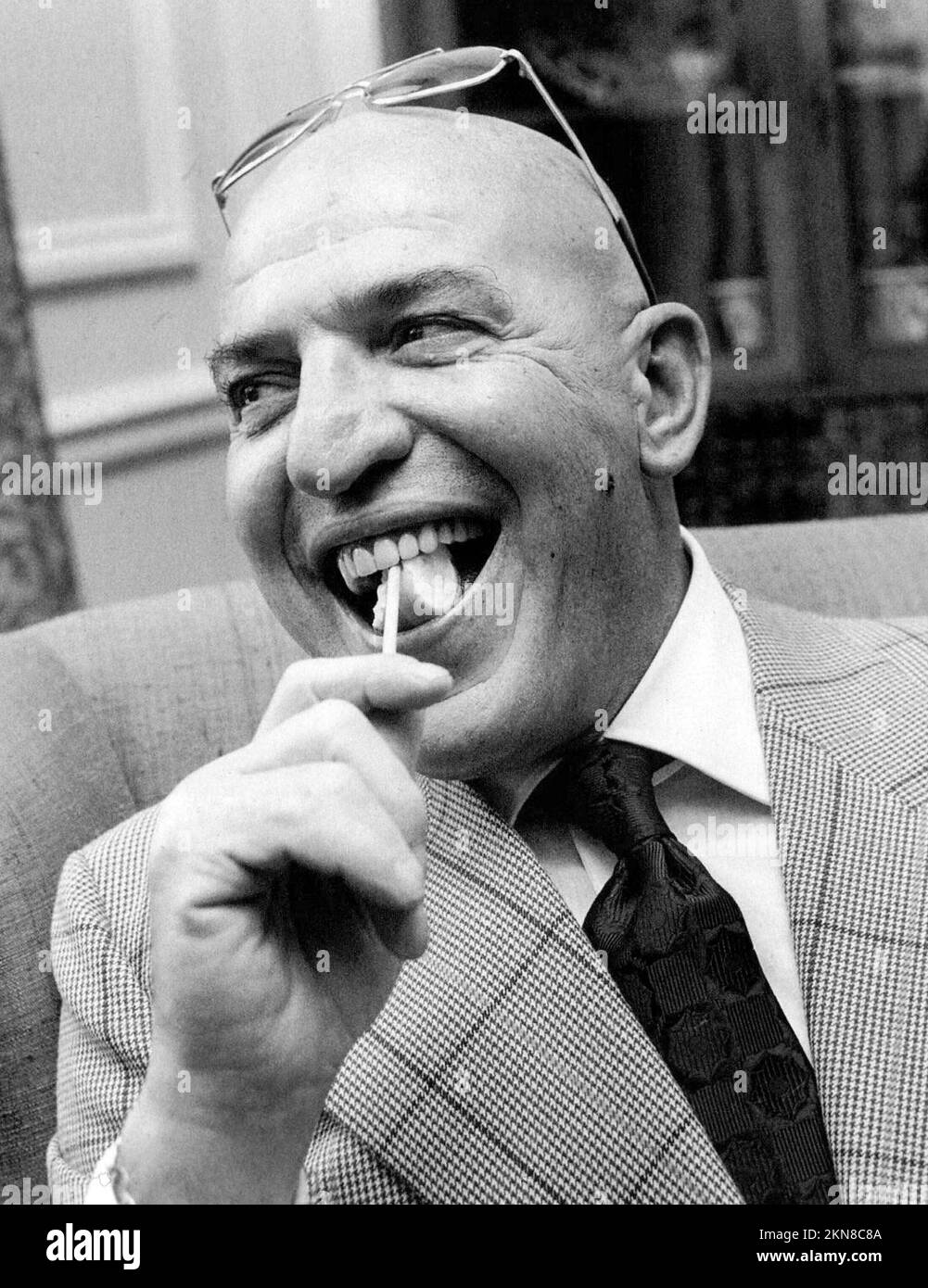 TELLY SAVALAS à KOJAK (1973), dirigée par JEANNOT SZWARC et RUSS MAYBERRY. Crédit : UNIVERSAL TV / Album Banque D'Images TELLY SAVALAS à KOJAK (1973), dirigée par JEANNOT SZWARC et RUSS MAYBERRY. Crédit : UNIVERSAL TV / Album Banque D'Images