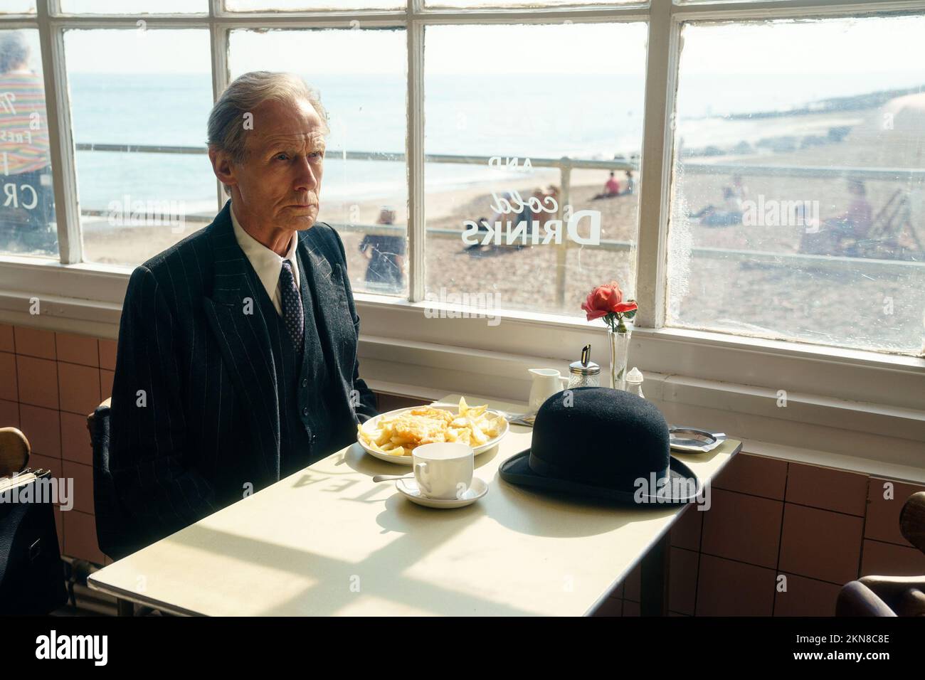 BILL NIGHY in LIVING (2022), réalisé par OLIVER HERMANUS. Crédit : ingénieux / Film4 Productions / Album Banque D'Images