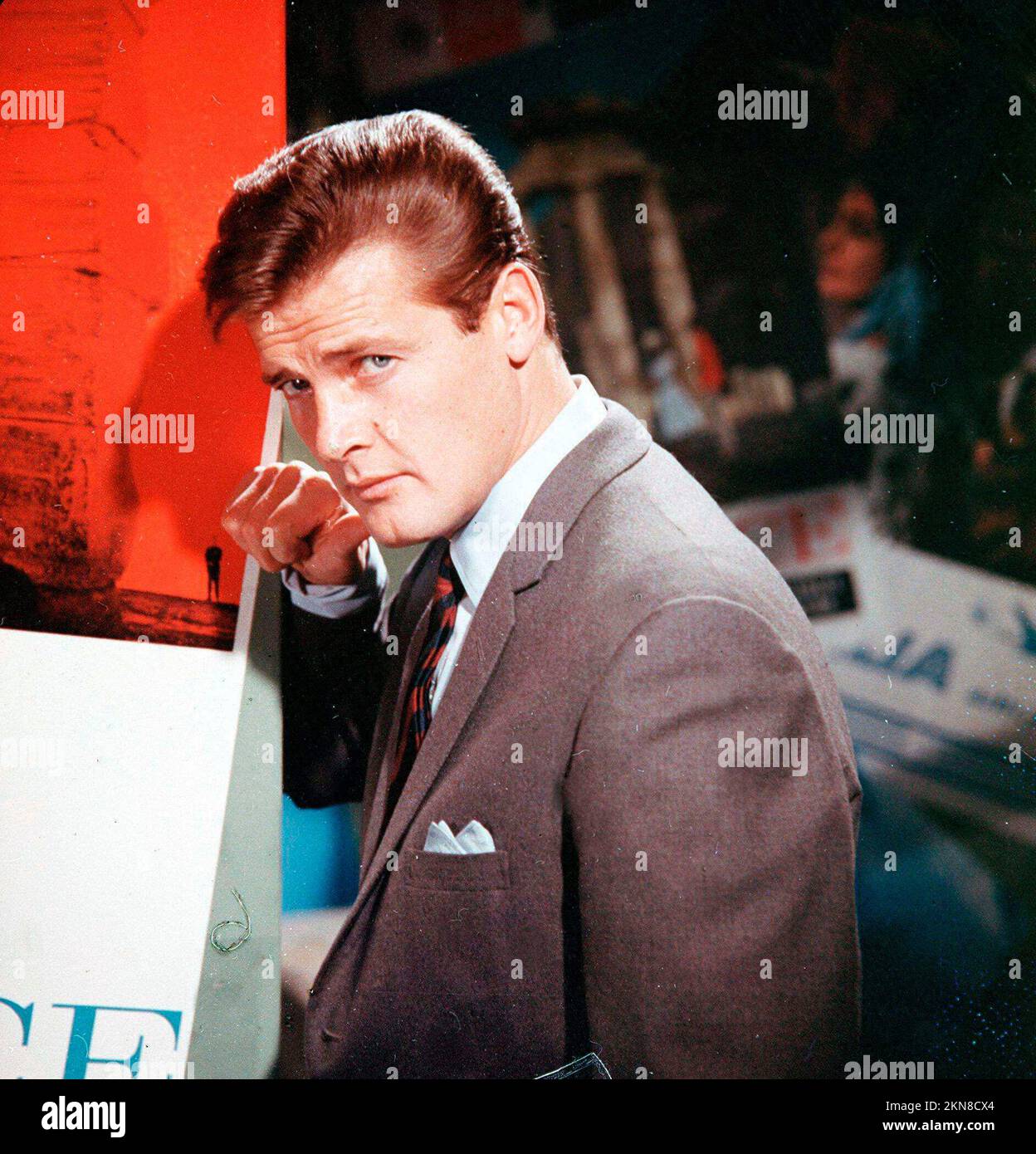 ROGER MOORE dans LE SAINT (1962), dirigé par ROY WARD BAKER et LESLIE NORMAN. CRÉDIT: ITC/BARMORE/NEW WORLD PROD. / Album Banque D'Images