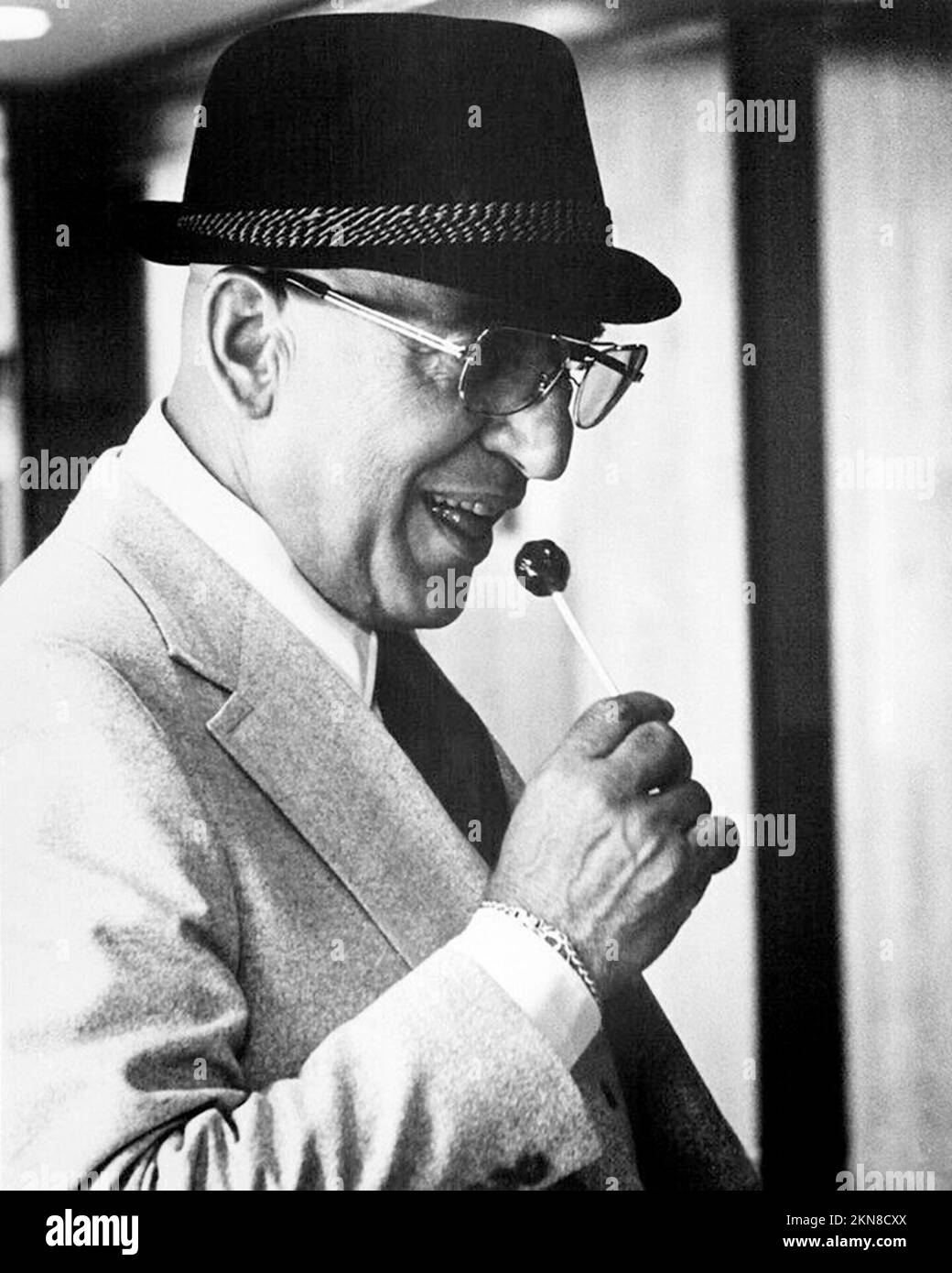 TELLY SAVALAS à KOJAK (1973), dirigée par JEANNOT SZWARC et RUSS MAYBERRY. Crédit : UNIVERSAL TV / Album Banque D'Images TELLY SAVALAS à KOJAK (1973), dirigée par JEANNOT SZWARC et RUSS MAYBERRY. Crédit : UNIVERSAL TV / Album Banque D'Images