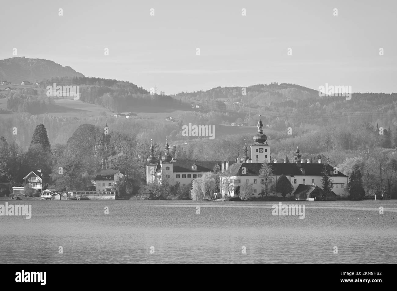 Gmunden, haute-Autriche, Autriche. Château de ORT à Gmunden, Salzkammergut. En arrière-plan château de campagne Ort Banque D'Images