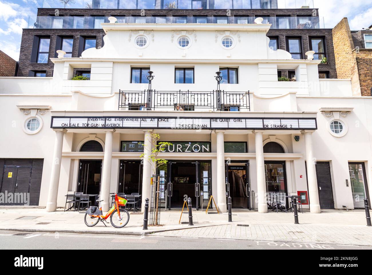 Extérieur du cinéma Curzon Hoxton, réplique de l'ancienne maison de photos Gaumont 1910s qui se trouvait sur le site, Pitfiled Street, Hoxton, Hackney, Londres, ROYAUME-UNI Banque D'Images