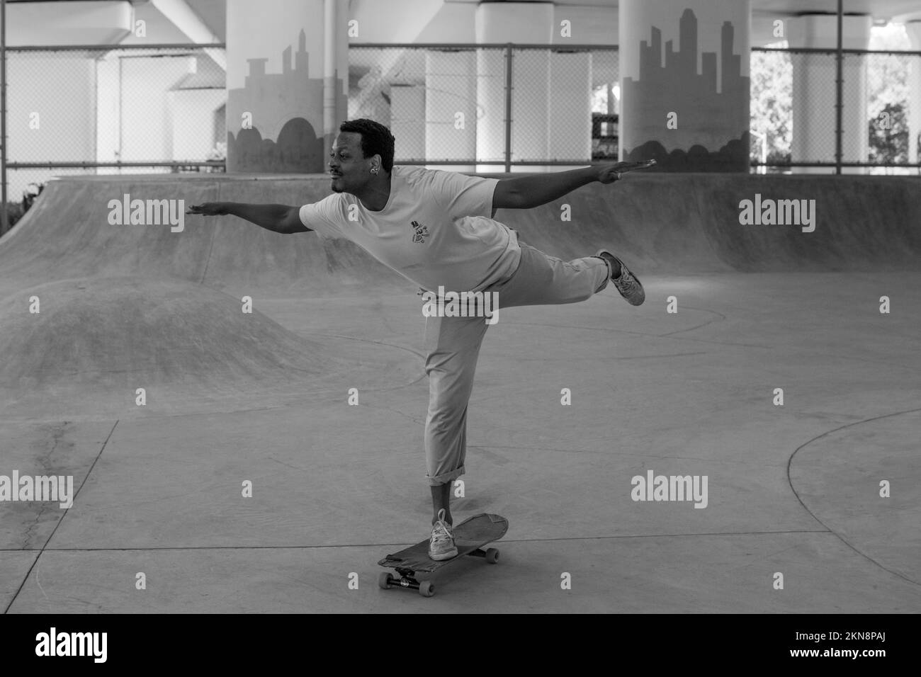 homme patinant dans le parc à roulettes Banque D'Images