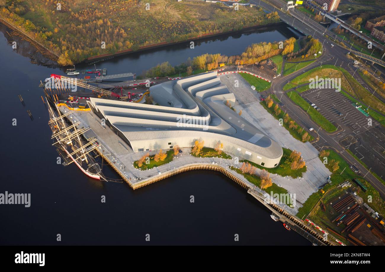 Musée du transport et grand navire sur la rivière Clyde au lever du soleil Banque D'Images