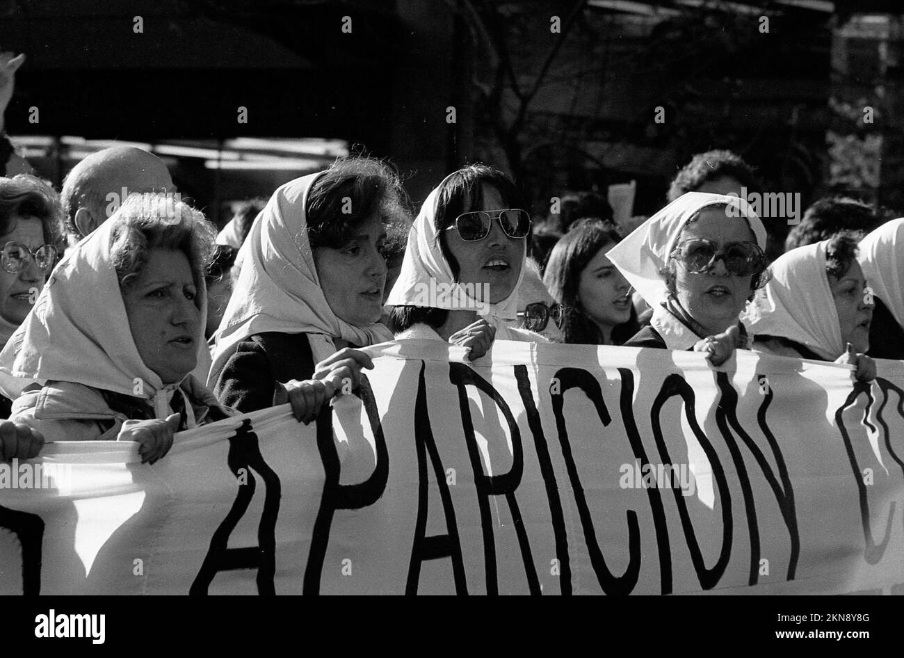 Marche pour la vie, les mères de la Plaza de Mayo (Madres de Plaza de Mayo) lors d'une manifestation publique à Buenos Aires, en Argentine, sur 5 octobre 1982 Banque D'Images