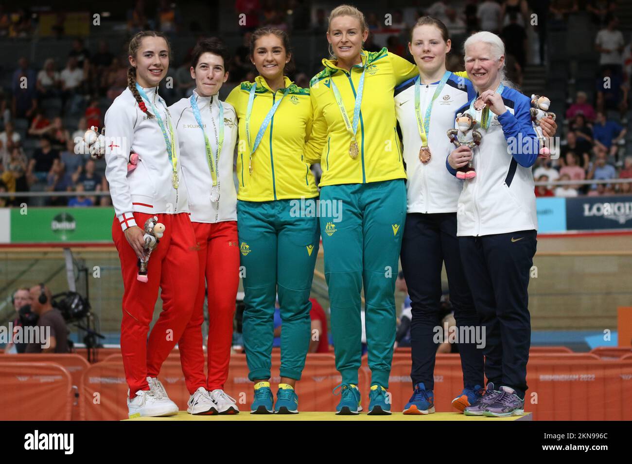 (De gauche à droite) Sophie Unwin d'Angleterre et pilote Georgia Holt (argent), Jessica GALLAGHER d'Australie et pilote Caitlin Ward (or), Aileen McGlynn d'Écosse et pilote Ellie Stone (bronze) dans le Tandem féminin B - 1000m Time Trial - final cyclisme aux Jeux du Commonwealth 2022 dans le Vélodrome, Parc olympique Queen Elizabeth, Londres. Banque D'Images