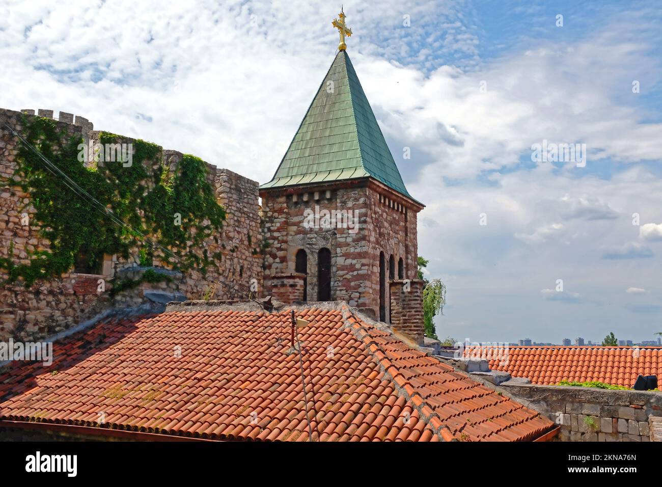 Tour de l'église orthodoxe dans la vieille journée d'été de Belgrade Banque D'Images