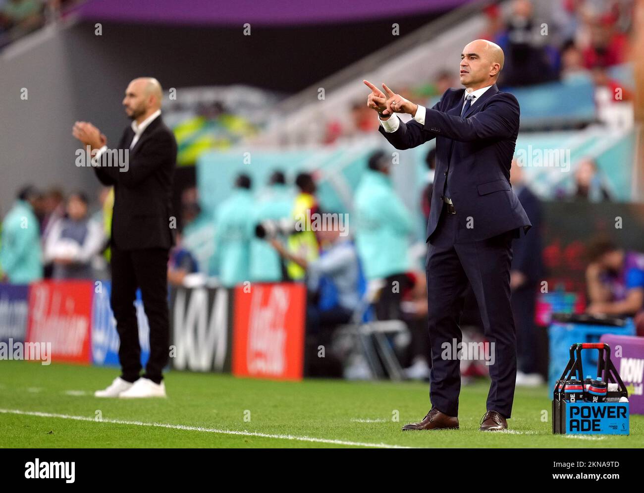 Roberto Martinez, responsable belge, et Walid Regragui, responsable marocain, sur la ligne de contact lors du match F de la coupe du monde de la FIFA au stade Al Thumama à Doha, au Qatar. Date de la photo: Dimanche 27 novembre 2022. Banque D'Images