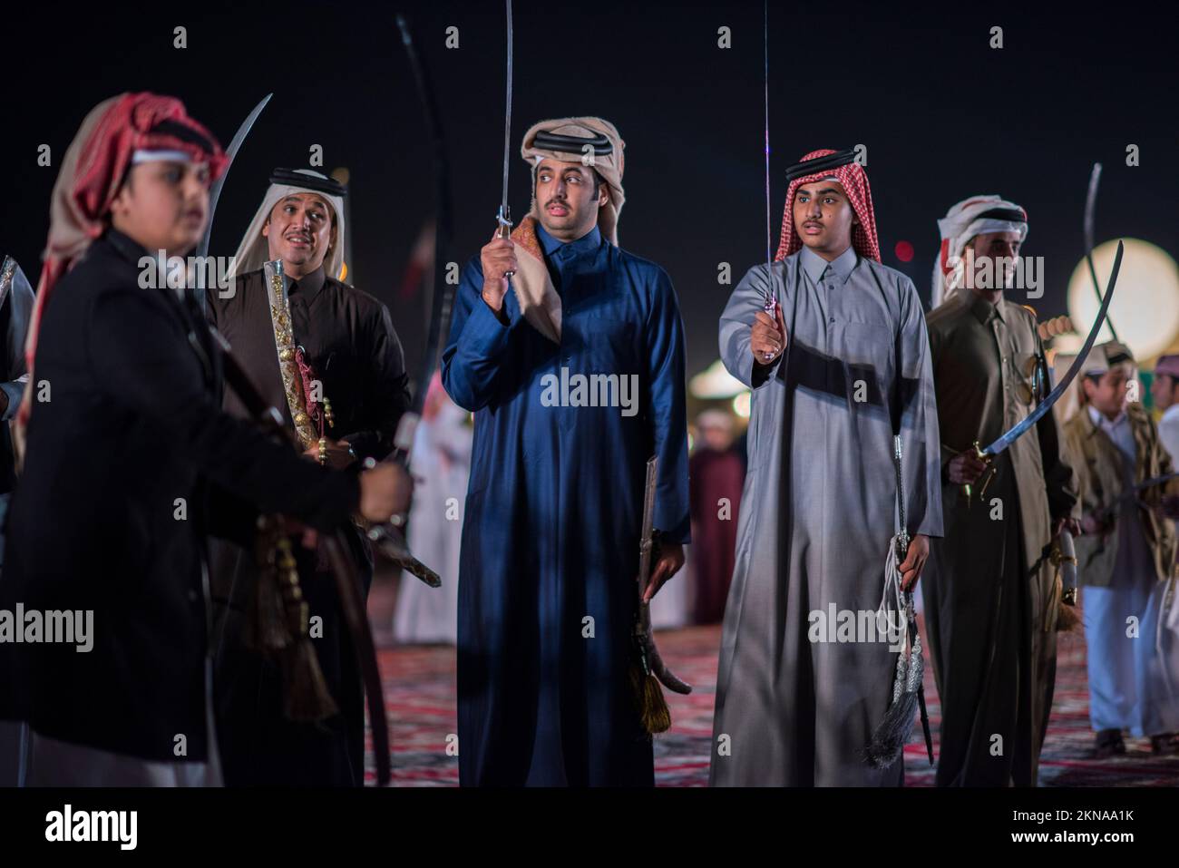 Doha, Qatar, 18,2017 décembre : la danse de l'épée appelée 'ardha' sur le terrain DARB Al Saai, organisée pour célébrer la fête nationale du Qatar . Banque D'Images