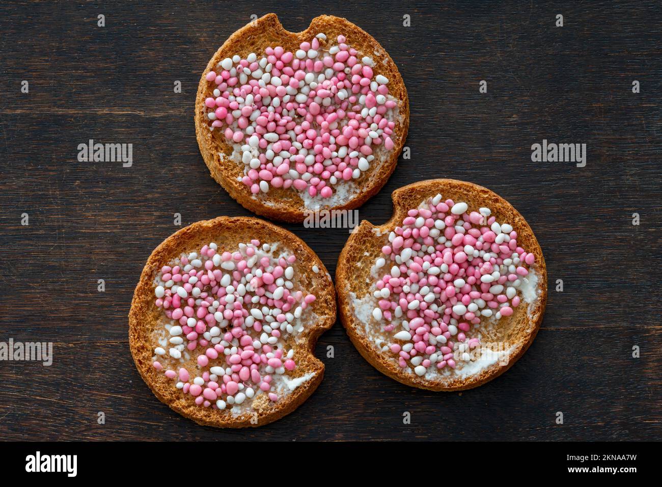 Le traditionnel festin hollandais mangé pour célébrer la naissance d'une petite fille appelée beschuit met muisjes qui se compose de rusk avec des graines d'anis sucrées Banque D'Images
