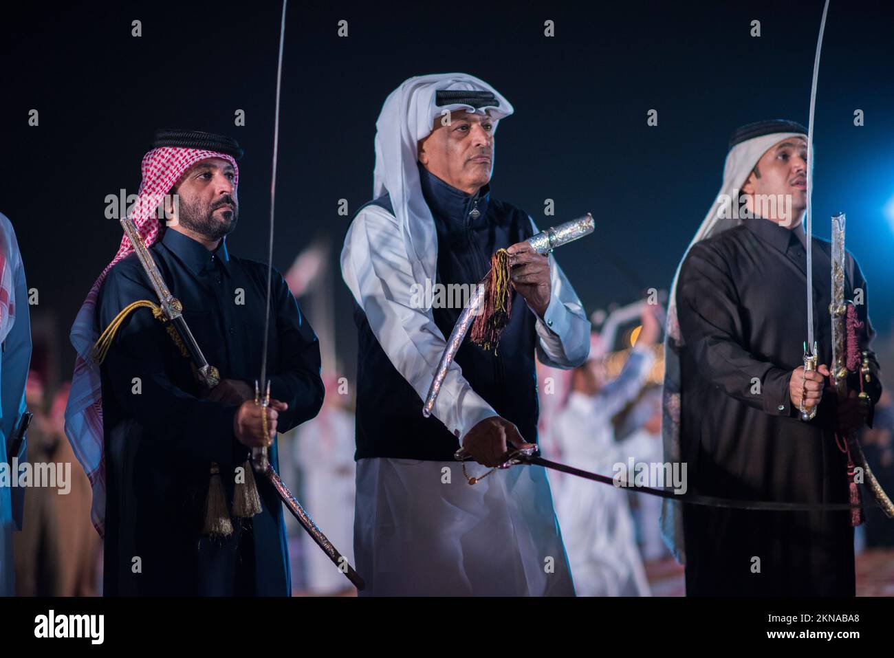 Doha, Qatar, 18,2017 décembre : la danse de l'épée appelée 'ardha' sur le terrain DARB Al Saai, organisée pour célébrer la fête nationale du Qatar . Banque D'Images