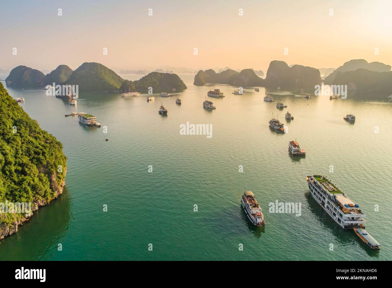 Vue aérienne du village de pêcheurs flottant et Rock Island, la baie d'Halong, Vietnam, Asie du sud-est. UNESCO World Heritage Site. Junk croisière en bateau dans la baie d'Ha Long Banque D'Images