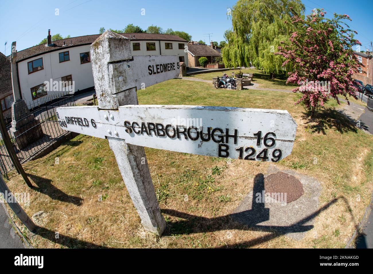 Panneau routier en bois Langtoft North Yorkshire Village UK Scarborough B1249 Banque D'Images